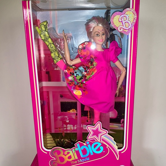 Barbie Signature Weird Barbie – Barbie The Movie - Picture 4 of 9